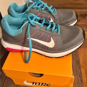 womens Nike shoes 6.5  LIKE NEW